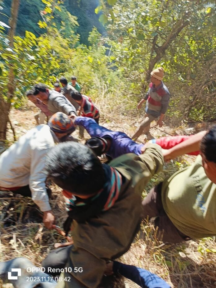 नैनीताल में खाई में गिरी टैक्सी 8 लोगों की मौत