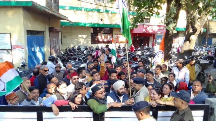 कांग्रेस ने किया जिलाधिकारी कार्यालय में प्रदर्शन, सौंपा ज्ञापन