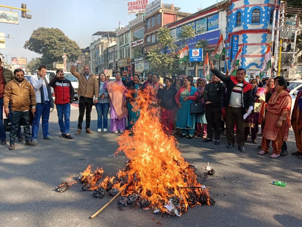 कांग्रेस ने फूंका महिला सशक्तिकरण और बाल विकास मंत्री और भाजपा सरकार का पुतला