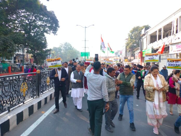 146 सांसदों के निलंबन के विरोध में प्रदेश कांग्रेस ने किया राजभवन कूच