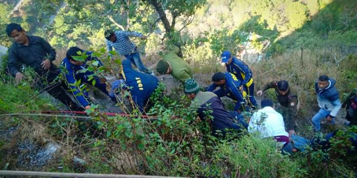 देहरादून: बार्लोगंज में खाई में गिरे व्यक्ति को SDRF ने रेस्क्यू कर अस्पताल पहुंचाया