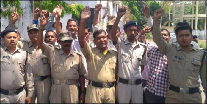 सरकार ने पीआरडी जवानों से कुत्ता घुमाने और बर्तन मंजवाने के आरोपों पर जांच बैठाई