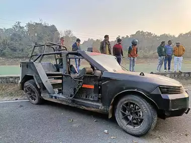 राजाजी नेशनल पार्क टाइगर रिजर्व में एक बड़ा हादसा हो गया। वीरभद्र चीला शक्ति नहर के पास सरकारी गाड़ी का ट्रायल रन के दौरान टायर फट गया।