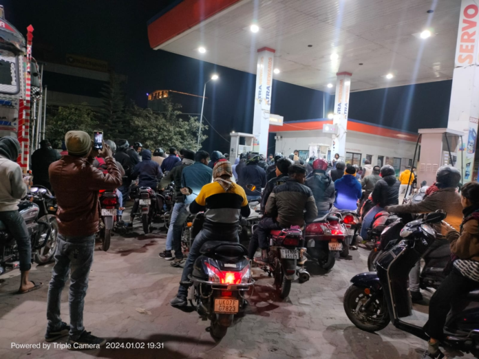 हिट एंड रन के नए कानून के विरोध में देहरादून में ड्राइवरों की हड़ताल, पेट्रोल पंपों पर मची उथल-पुथल