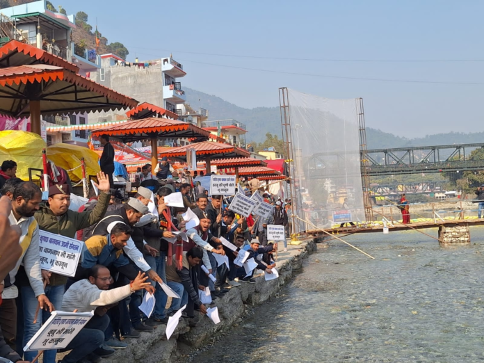 मूल निवास की मांग को लेकर सैकड़ो युवाओं ने सरयू तट पर बहाये स्थाई निवास की प्रतियाँ