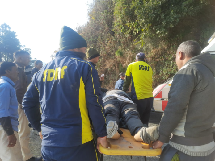 पौड़ी-गुमखाल के पास कार खाई में गिरी, SDRF ने किया 03 लोगों का रेस्क्यू