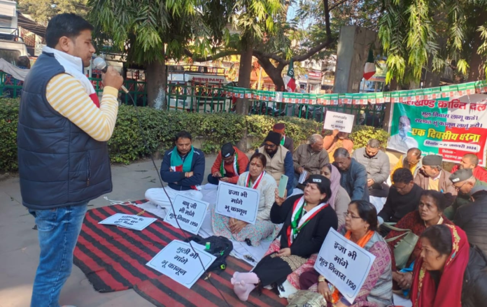 सशक्त भू कानून और मूल निवास 1950 की मांग को लेकर उत्तराखंड क्रांति दल ने धरना दिया