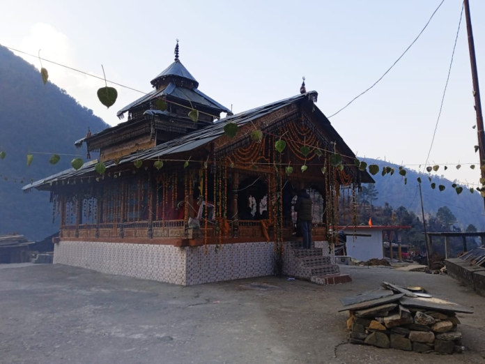 कपोला की परंपरा, कैमरे पर: माघ मेले से बाल विवाह तक, दो गीतों में गांव की कहानी