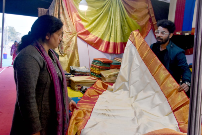 देहरादून हैंडलूम एक्सपो में 1.50 लाख की कांजीवरम साड़ी उपलब्ध हैं