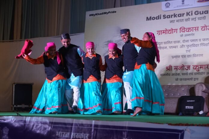 “तेरे कुर्ती फांडो ऊनू की लसयारी” जौनसारी गीत पर झूमे दर्शक