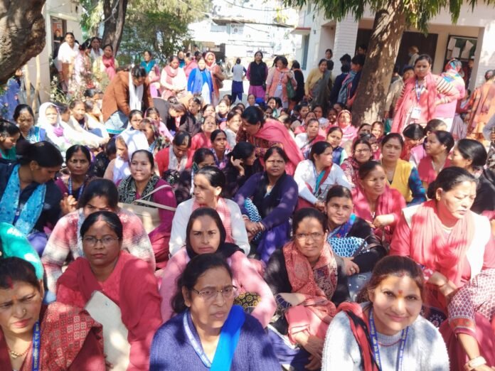 आंगनबाड़ी कार्यकर्ताओं ने सरकार के खिलाफ प्रदर्शन किया, रैली निकालकर ज्ञापन सौंपा