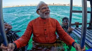पीएम मोदी ने गुजरात में समुद्र में गोता लगाकर किए जलमग्न द्वारका नगरी के दर्शन