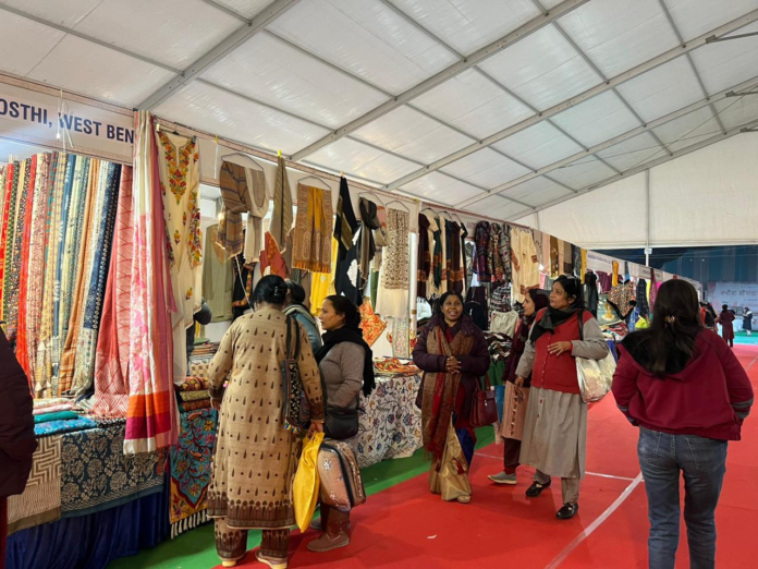 राजधानी देहरादून में चटक धूप खिलते ही स्टेट हैंडलूम एक्सपो में ख़रीदारों का उमड़ा हुजूम ।