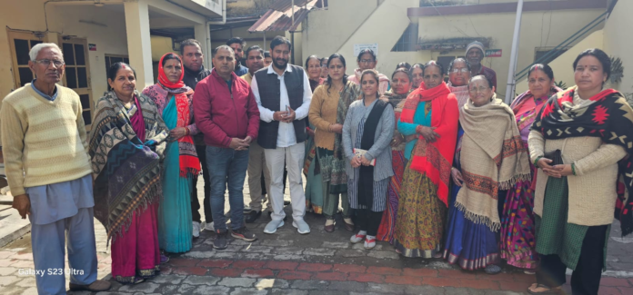 गुलदार को पकड़ाने के लिए डीएफओ कार्यालय धमकी राष्ट्रवादी रीजनल पार्टी। सौंपे ज्ञापन। आंदोलन के लिए दी चेतावनी।