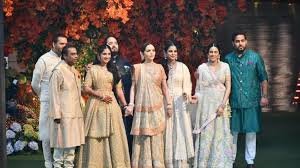 मुंबई: रिलायंस इंडस्ट्रीज के उत्तराधिकारी अनंत अंबानी ने हाल ही में अपनी शादी और अपने भाई-बहनों, आकाश और ईशा अंबानी के साथ अपने संबंधों को लेकर खुलकर बात की है। एक साक्षात्कार में, अनंत ने अपनी भावी पत्नी, राधिका मर्चेंट के लिए अपने प्यार का इजहार किया और कहा कि वह उनके साथ अपना जीवन शुरू करने के लिए उत्सुक हैं।
अनंत ने अपने भाई-बहनों के साथ अपने मजबूत बंधन पर भी जोर दिया। उन्होंने कहा कि वह हमेशा उनका समर्थन करने और उनकी उपलब्धियों पर गर्व करने के लिए मौजूद रहेंगे। अंबानी परिवार भारत के सबसे धनी और शक्तिशाली परिवारों में से एक है, और अनंत की शादी साल की सबसे चर्चित घटनाओं में से एक होने की उम्मीद है।
अनंत अंबानी के बयानों के बारे में कुछ महत्वपूर्ण बातें:
राधिका मर्चेंट के लिए उनका प्यार: अनंत स्पष्ट रूप से अपनी भावी पत्नी के दीवाने हैं और उनके साथ अपना जीवन बिताने को लेकर उत्साहित हैं।
अपने भाई-बहनों के साथ उनका रिश्ता: अनंत अपने भाई-बहनों के प्रति समर्पित हैं और उनका साथ देने के लिए कटिबद्ध हैं।
अंबानी परिवार की शक्ति और प्रभाव: अंबानी भारत के सबसे प्रमुख व्यापारिक परिवारों में से एक हैं, और अनंत की शादी उनके प्रभाव को और बढ़ाएगी।
अनंत अंबानी के बयान भारतीय मीडिया में व्यापक रूप से रिपोर्ट किए गए हैं और आम जनता के बीच काफी चर्चा पैदा हुई है।