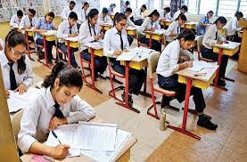 हरियाणा बोर्ड परीक्षाओं में सामूहिक नकल, पासिंग चिट्स देने के लिए कई छात्र दीवार फांद कर फरार