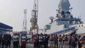 भारतीय नौसेना ने 35 सोमाली समुद्री लुटेरों को मुंबई पुलिस के हवाले किया