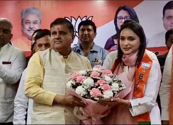 कांग्रेस नेता हरक सिंह रावत की बहू ने थामा भाजपा का दामान ।