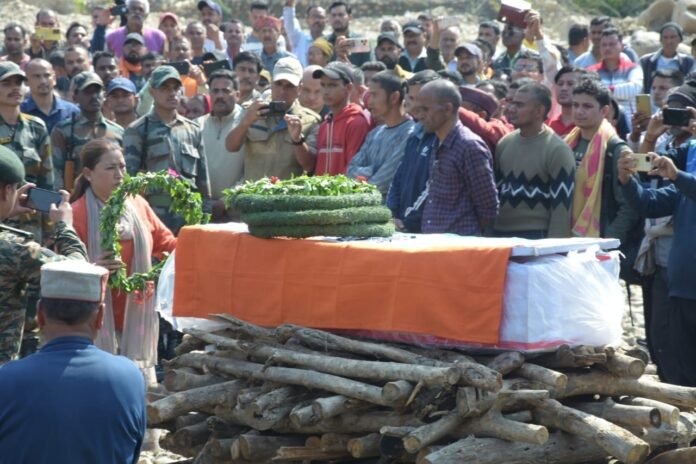 शहीद कमल भाकुनी को श्रद्धांजलि देने पहुंचीं कैबिनेट मंत्री रेखा आर्या