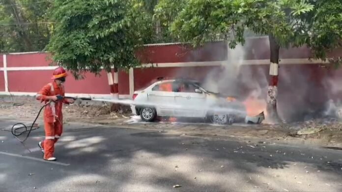 देहरादून: चलती सड़क पर कार में लगी आग, धू -धू जलकर ख़ाक।