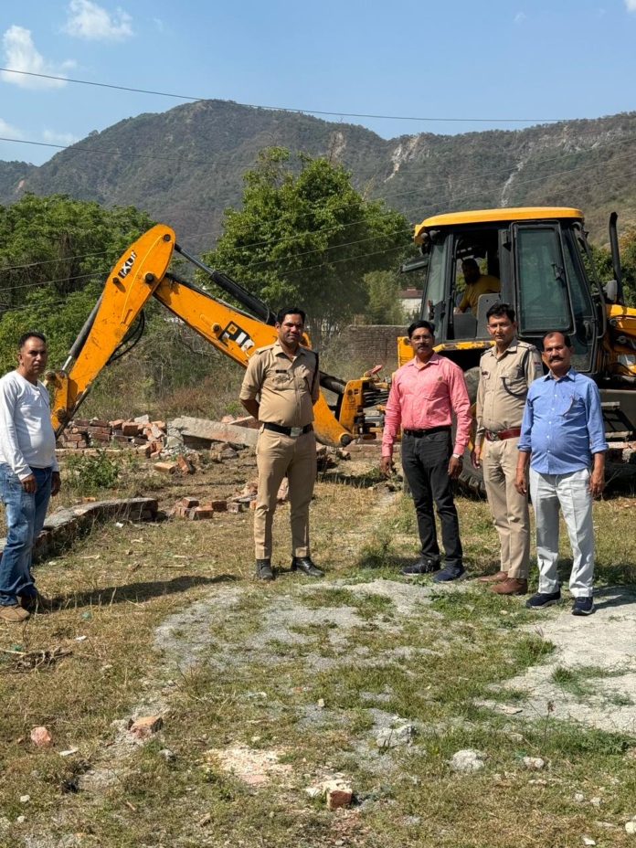 जिला प्रशासन ने मतदान प्रक्रिया के उपरांत अतिक्रमण के खिलाफ किया कड़ा कार्रवाई