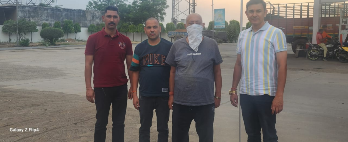 कपड़ों की दुकान में आग लगाने वाले आरोपी को पुलिस ने दबोचा