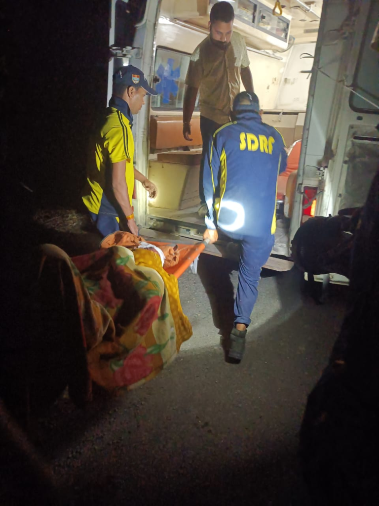 तोताघाटी के पास वाहन हुआ दुर्घटनाग्रस्त, SDRF ने रेस्क्यू कर बचाई चालक की जान