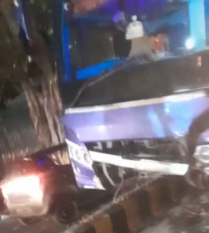 यँहा हाईवे पर बस के ब्रेक फेल, डिवाइडर पर चढ़ी, बाल-बाल बचे 36 यात्री