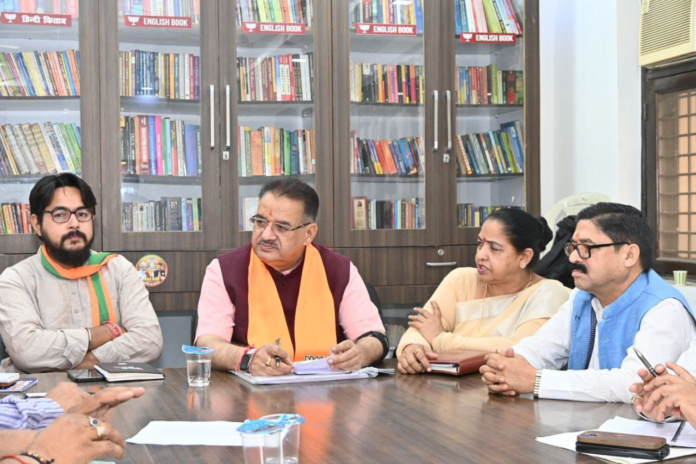 चुनाव कार्यालय में बैठक: कैबिनेट मंत्री गणेश जोशी ने की चुनाव प्रचार की समीक्षा