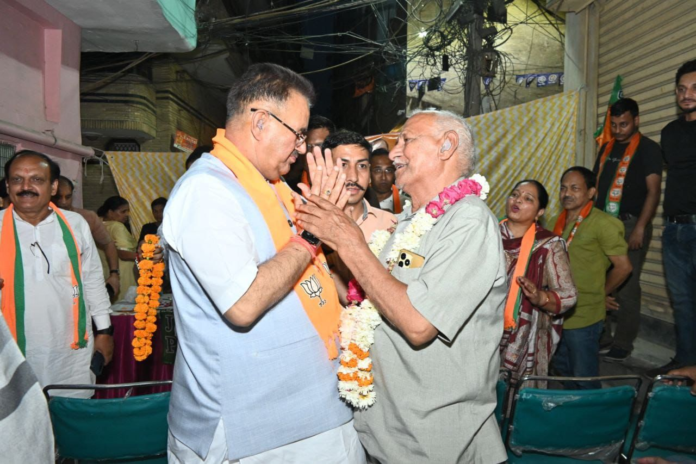 दिल्ली में मनोज तिवारी के समर्थन में डोर टू डोर जनसंपर्क