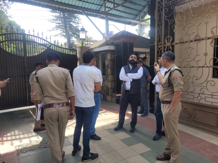 रनबीर सिंह साहनी द्वारा अपने पिता सत्येंद्र सिंह साहनी की आत्महत्या के लिए अनिल गुप्ता और अजय गुप्ता को जिम्मेदार ठहराते हुए दर्ज कराए गए मामले में