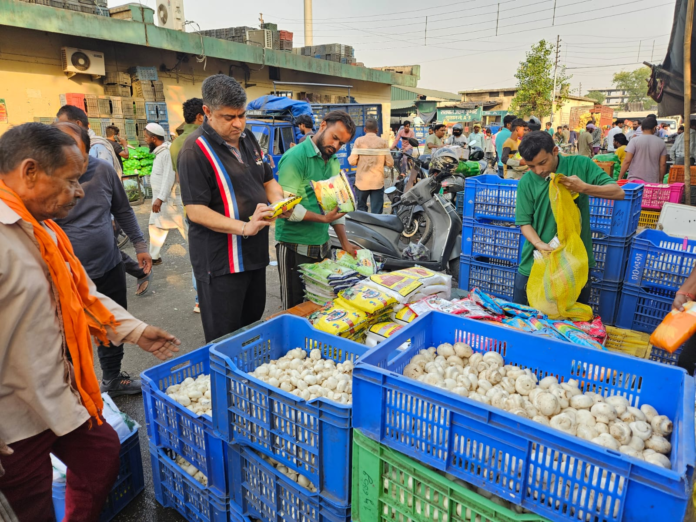 नगर निगम ने निरंजनपुर सब्जी मंडी में सिंगल यूज प्लास्टिक के खिलाफ चलाया अभियान, ₹ 35,010 जुर्माना वसूला This image has an empty alt attribute; its file name is 1af739a4-1988-48e1-a518-e31f45515ba4