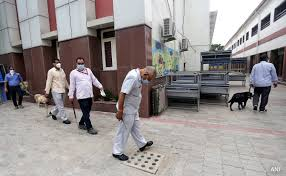 बम धमकी के बाद दिल्ली और नोएडा के स्कूलों में घबराहट