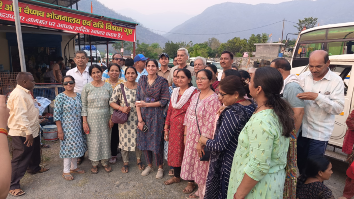 जिलाधिकारी सोनिका की निगरानी: हरबर्टपुर बस अड्डा और कटापत्थर में यात्रा व्यवस्थाओं पर नजर