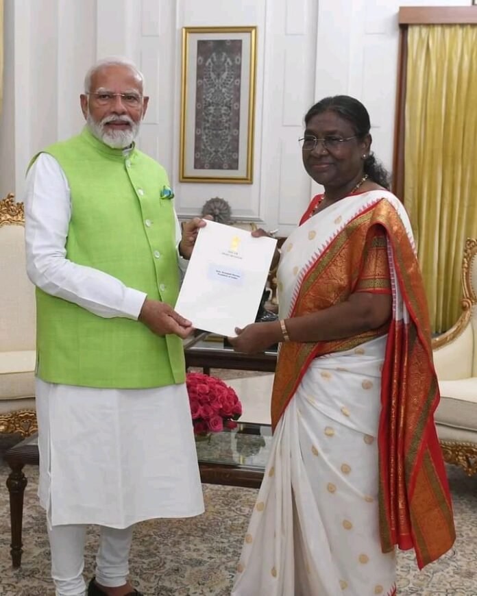 प्रधानमंत्री मोदी ने दिया इस्तीफा, राष्ट्रपति ने किया स्वीकार