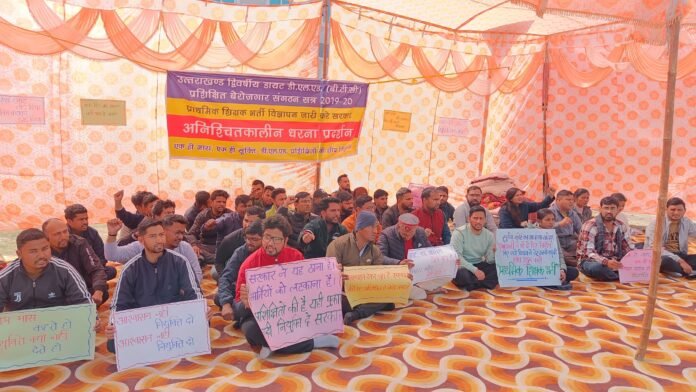 डीएलएड प्रशिक्षितों का आंदोलन: शिक्षक भर्ती में विलम्ब का कारण