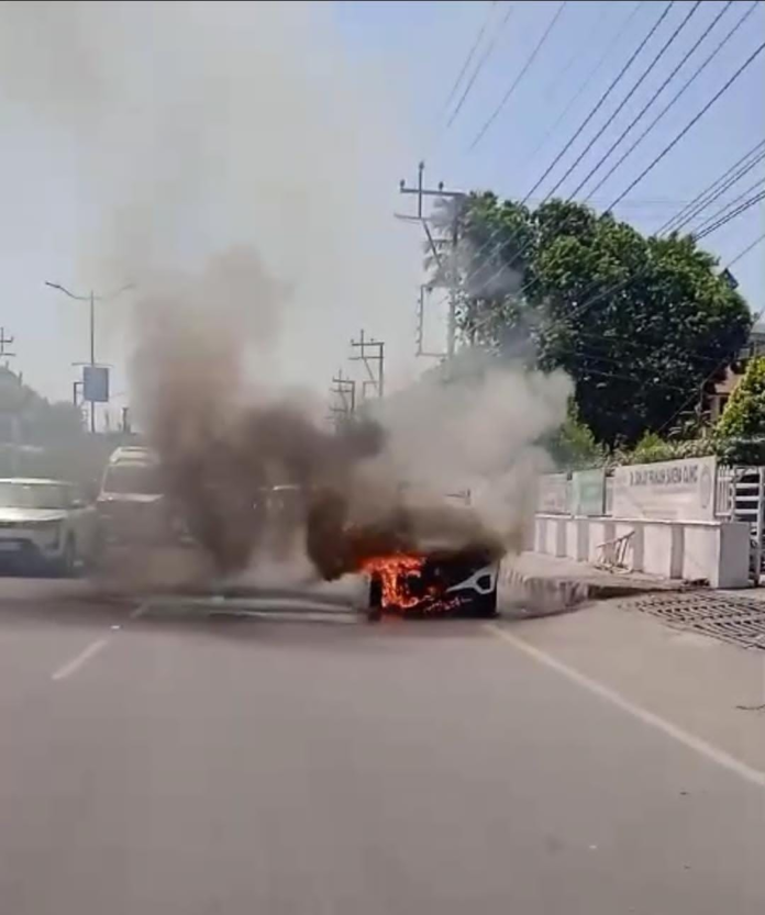 नेहरू कॉलोनी में चलती कार में लगी आग, पुलिस ने 6 लोगों को बचाया