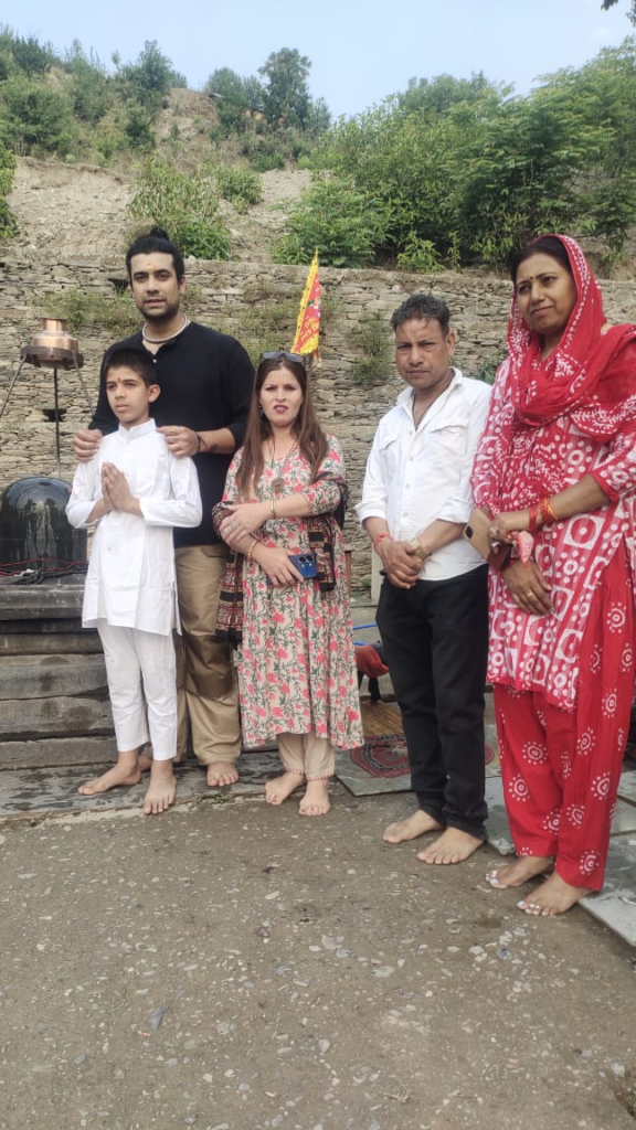 प्रसिद्ध गायक जुबिन नौटियाल ने लाखामंडल शिव मंदिर में पूजा अर्चना की और फिल्म के लिए शूटिंग भी की