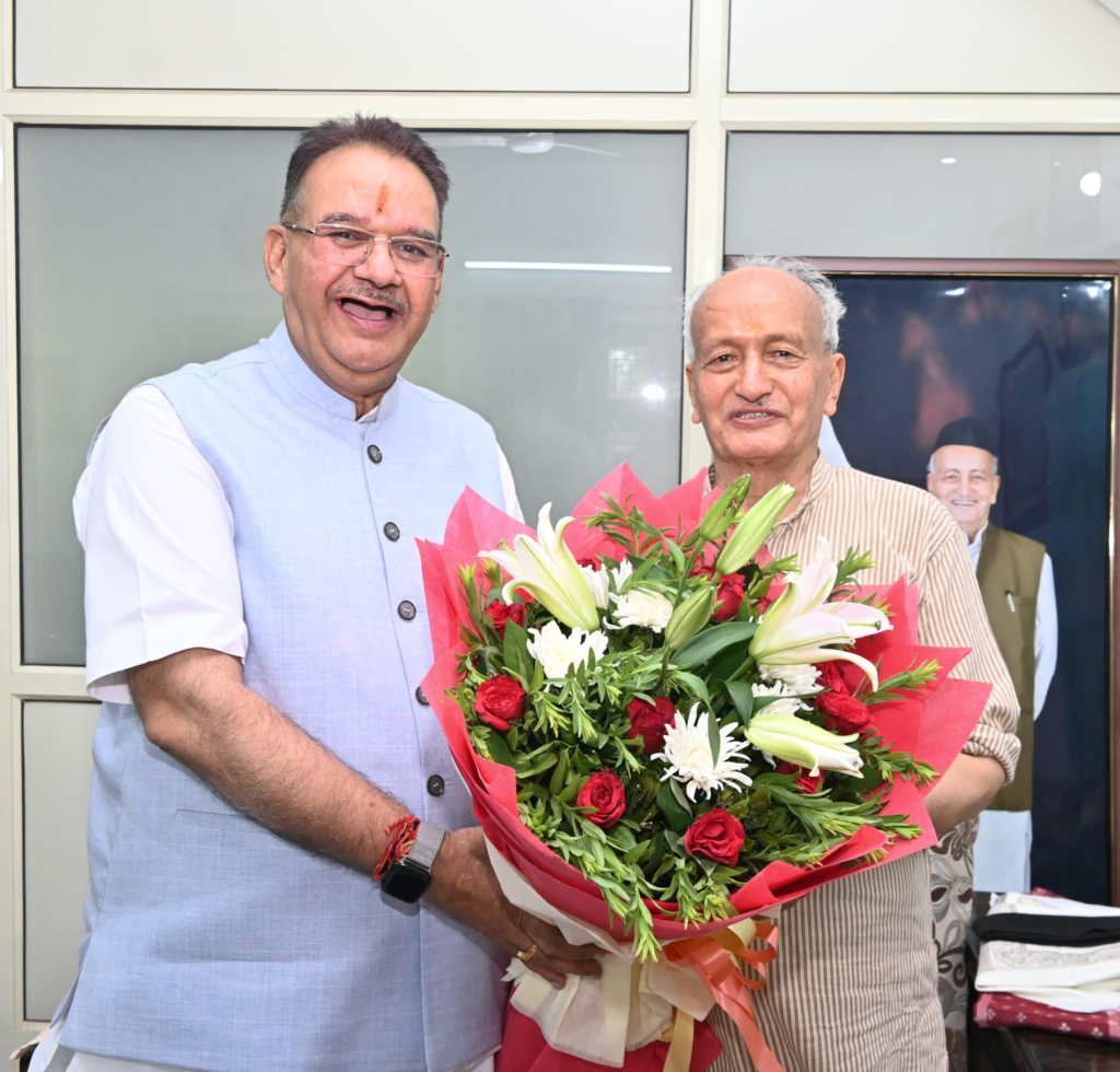 पूर्व मुख्यमंत्री भगत सिंह कोश्यारी को जन्म दिवस की बधाई देते कैबिनेट मंत्री गणेश जोशी