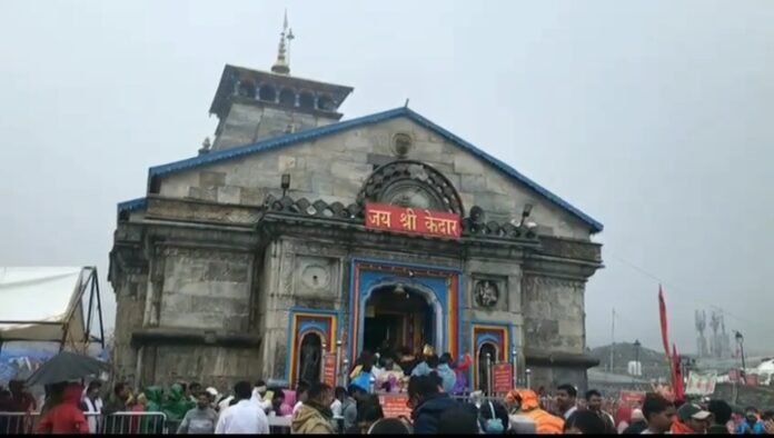 केदारनाथ में श्रद्धालुओं का हुजूम, बारिश के बावजूद बाबा के दर्शनों का उत्साह बरकरार