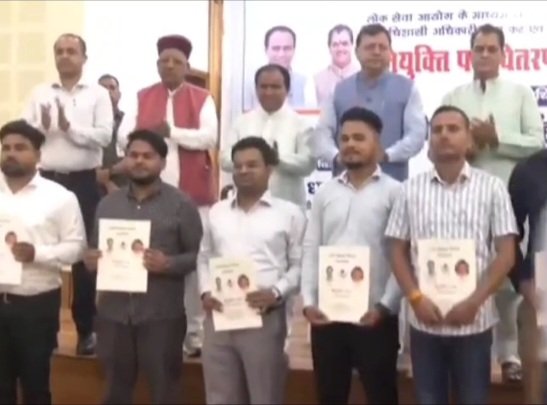 मुख्यमंत्री धामी ने बांटे अभ्यर्थियों को नियुक्ति पत्र,