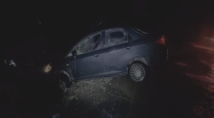 बदरीनाथ हाईवे पर खाई में लटकी कार, पत्नी सुरक्षित पति अलकनंदा में लापता