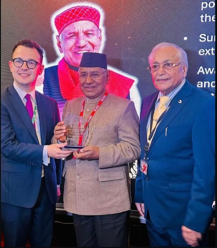 लंदन में गूंजा “ठंडो रे ठंडो” : गढ़ रत्न नेगी दा को ब्रिटिश पार्लियामेंट में ग्लोबल ब्रिलियंस अवार्ड से किया गया सम्मानित