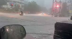 मुंबई-पुणे में जलप्रलय, जनजीवन अस्त-व्यस्त