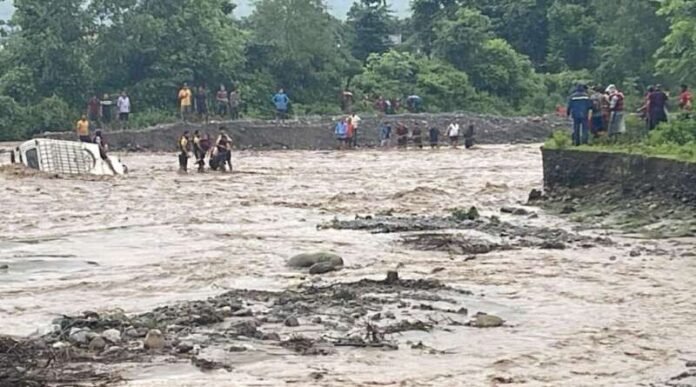 टनकपुर में भीषण सड़क हादसा: किरोड़ा नाले में बही मैक्स जीप, 7 लोगों को बचाया गया