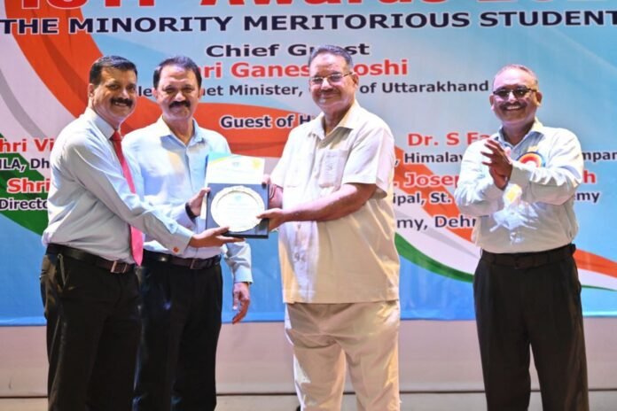 कैबिनेट मंत्री गणेश जोशी ने आईसीवाईएफ के कार्यक्रम में छात्रों को किया सम्मानित