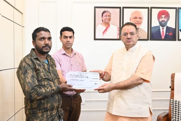 सांप के काटने से हुई मौत पर मंत्री ने पीड़ित परिवार को दिया 6 लाख का मुआवजा