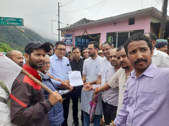 गैरसैंण में आंदोलनकारियों का हल्ला बोल, पुलिस ने दिवालीखाल में रोका, जमकर हुई झड़प