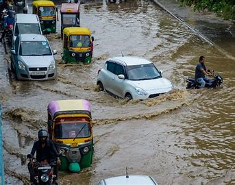 भारत में भारी बारिश से बाढ़ और भूस्खलन