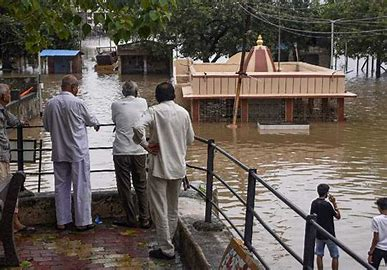 गुजरात में भारी बारिश से 9 और मौतें, कई इलाकों में बाढ़ जैसी स्थिति; पीएम ने सीएम से की बात